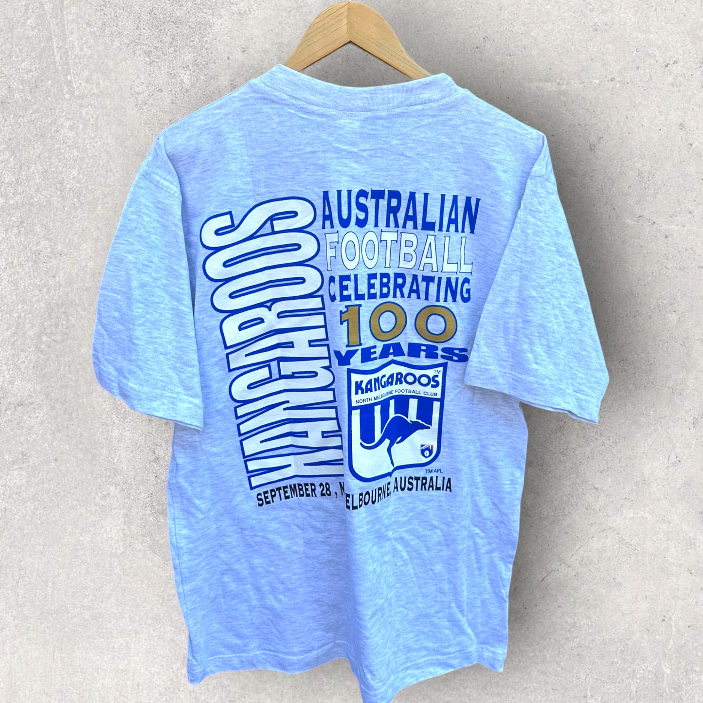 NORTH MELBOURNE KANGAROOS 1996 CENTENARY OF AFL GRAND FINAL VINTAGE GREY DEADSTOCK T-SHIRT FULL BOAR
