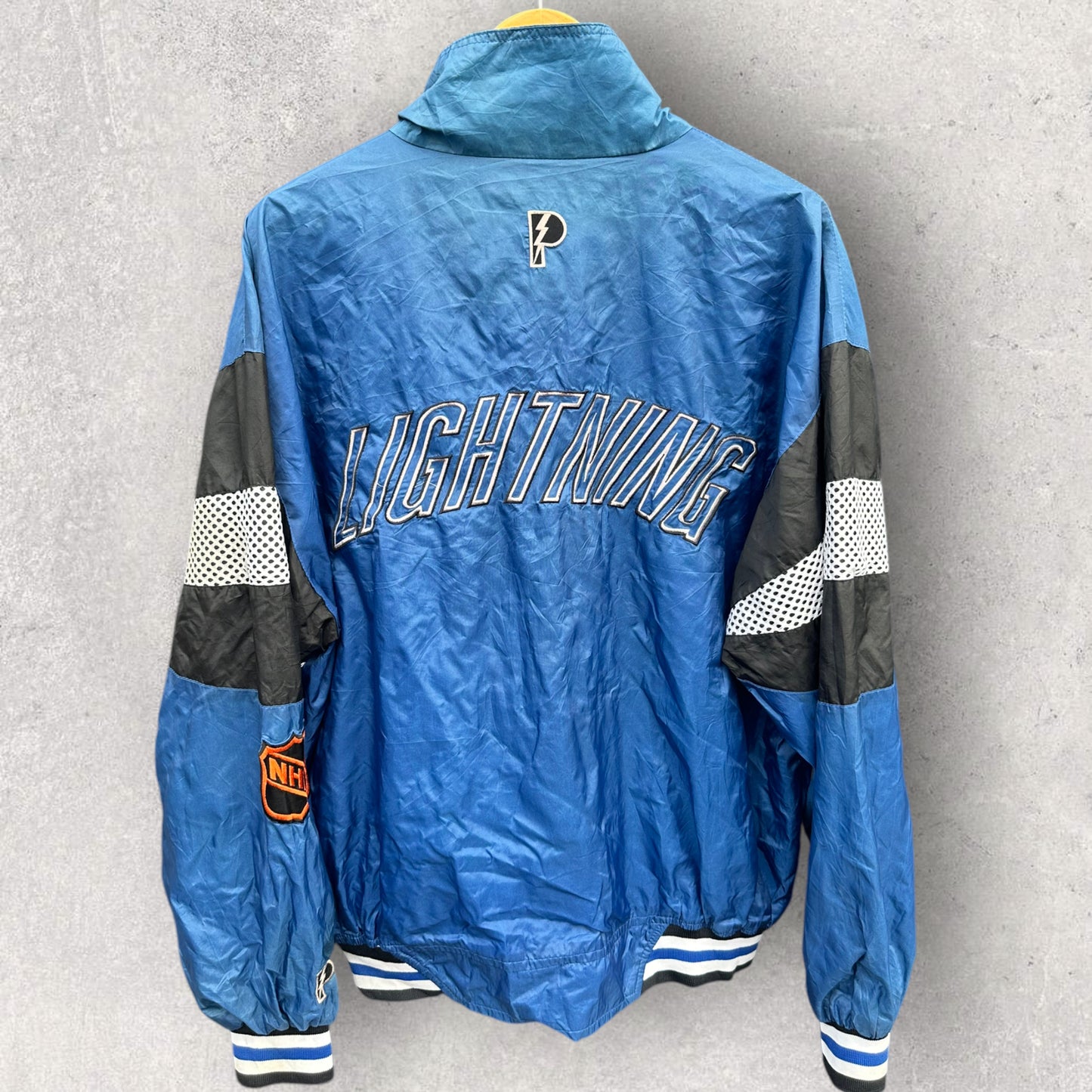 TAMPA BAY LIGHTNING PRO PLAYER VINTAGE NHL WINDBREAKER JACKET