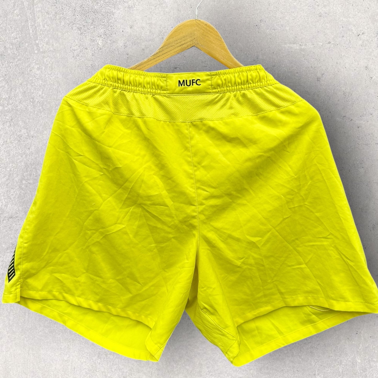 MANCHESTER UNITED NIKE DRI-FIT YELLOW TRAINING FOOTBALL SHORTS