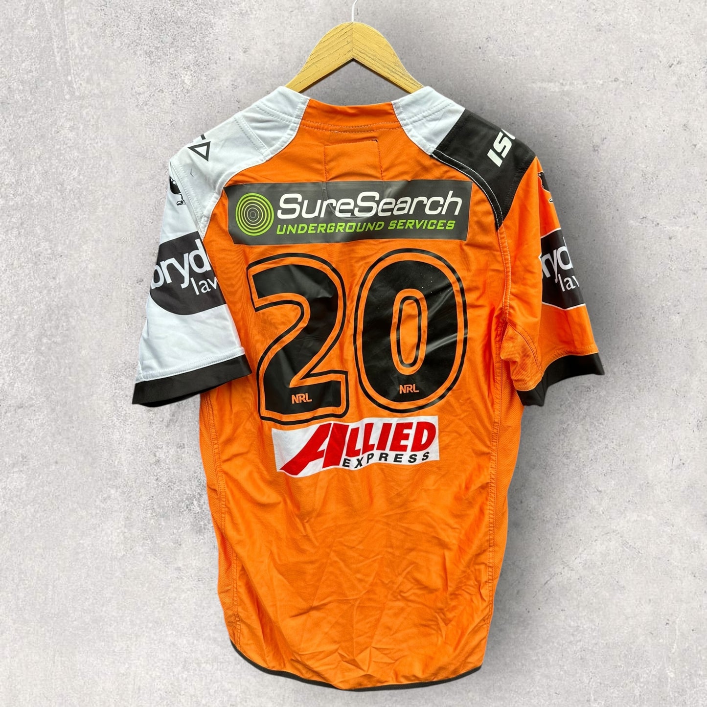 WESTS TIGERS 2016 ALTERNATE PLAYER WORN JERSEY SIGNED BY SQUAD