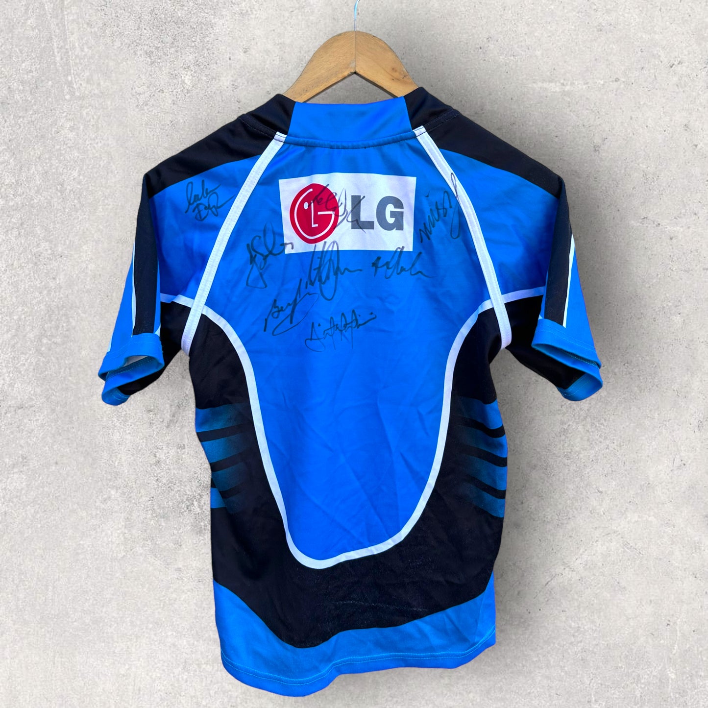CRONULLA SHARKS 2005 HOME JERSEY SIGNED ON BACK