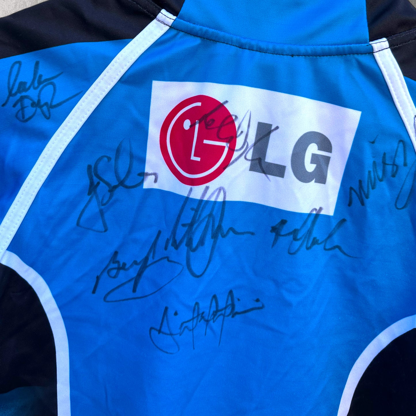 CRONULLA SHARKS 2005 HOME JERSEY SIGNED ON BACK