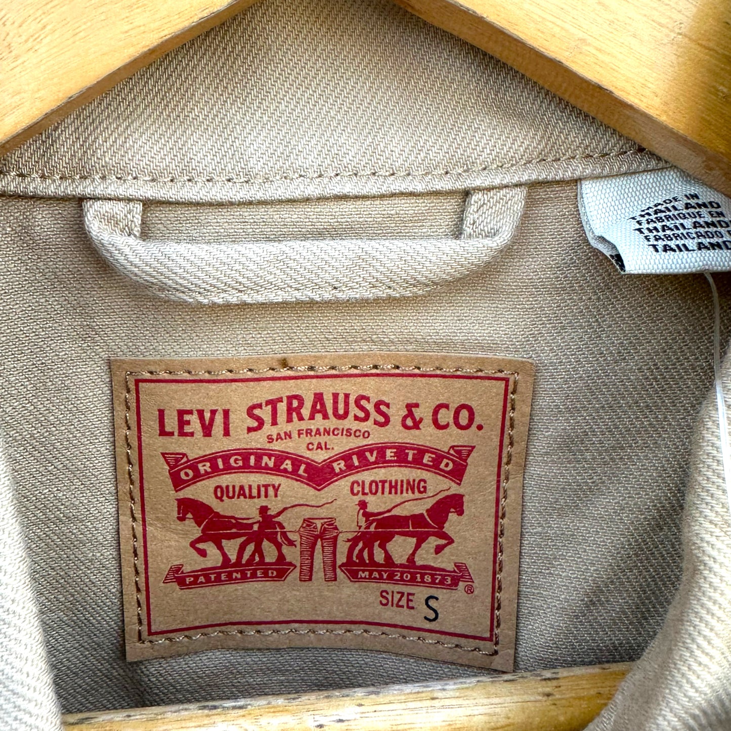 LEVI STRAUSS CROPPED BUTTON UP TAN DENIM JACKET BRAND NEW
