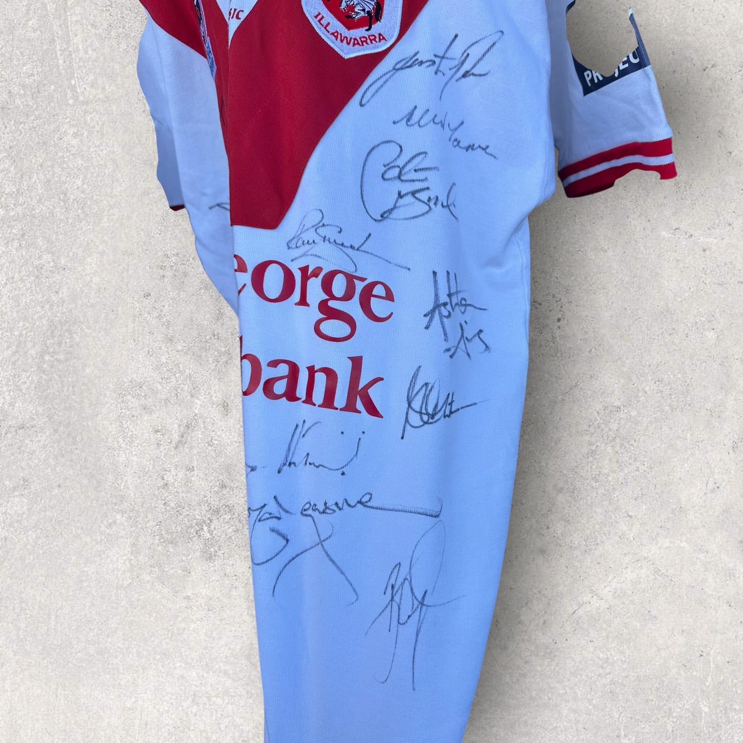 ST GEORGE ILLAWARRA DRAGONS 2005 HOME JERSEY SIGNED BY TEAM
