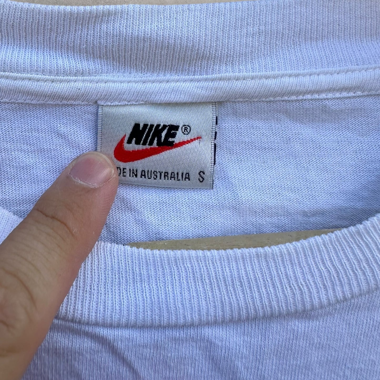 NIKE VINTAGE WHITE SHORT SLEEVED SHIRT