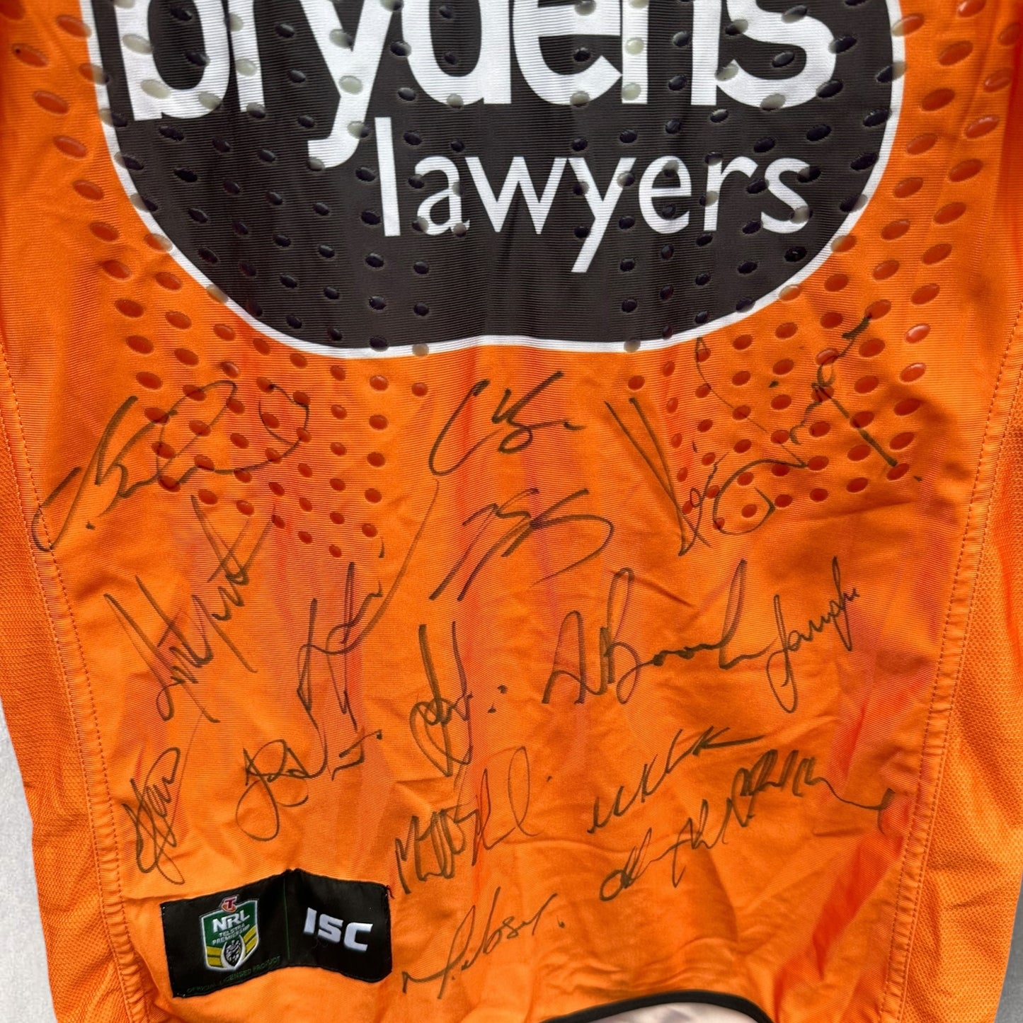 WESTS TIGERS 2016 ALTERNATE PLAYER WORN JERSEY SIGNED BY SQUAD