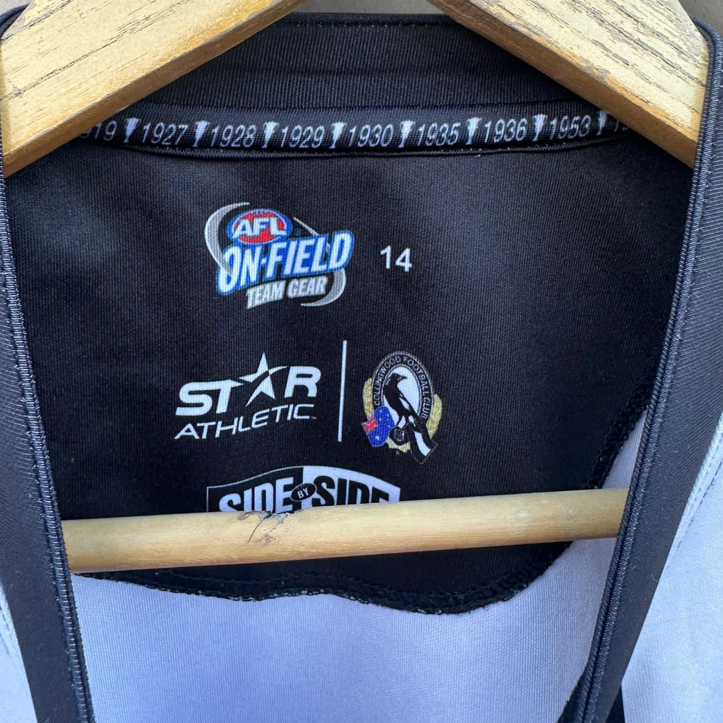 COLLINGWOOD MAGPIES KIDS ON FIELD AFL GUERNSEY
