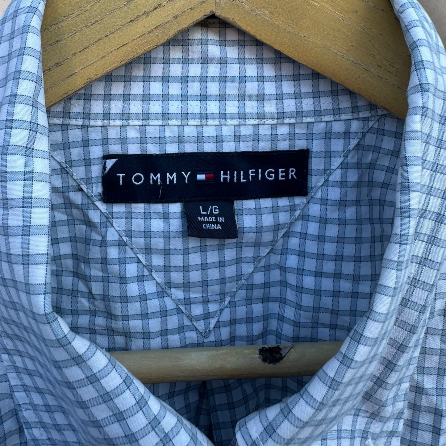 TOMMY HILFIGER CHECKERED BUTTON UP SHORT SLEEVE SHIRT