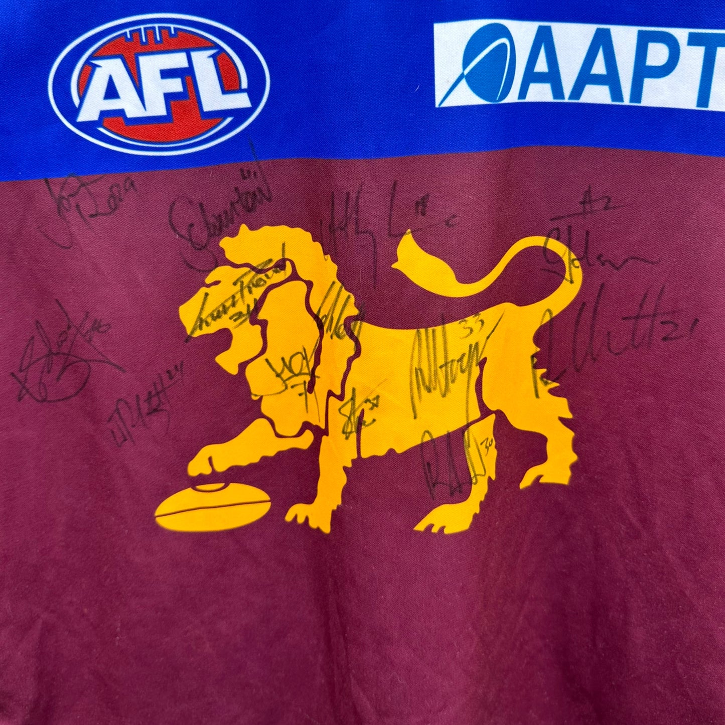 BRISBANE LIONS 2006 GUERNSEY SIGNED BY SQUAD MEMBERS