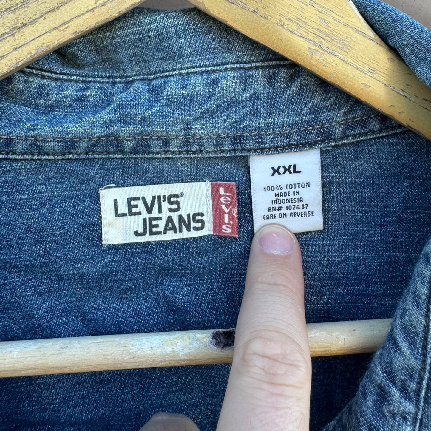 LEVI JEANS DENIM LONG SLEEVE BUTTON UP SHIRT
