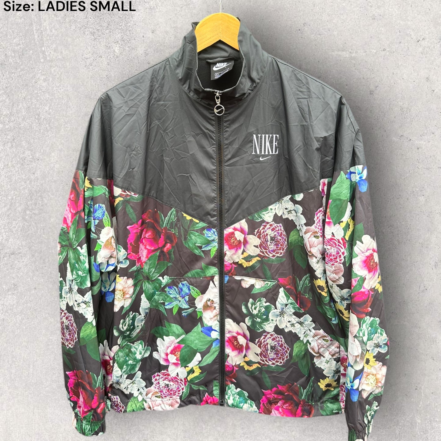 NIKE WOMENS FLORAL PRINT WINDBREAKER HOODED JACKET