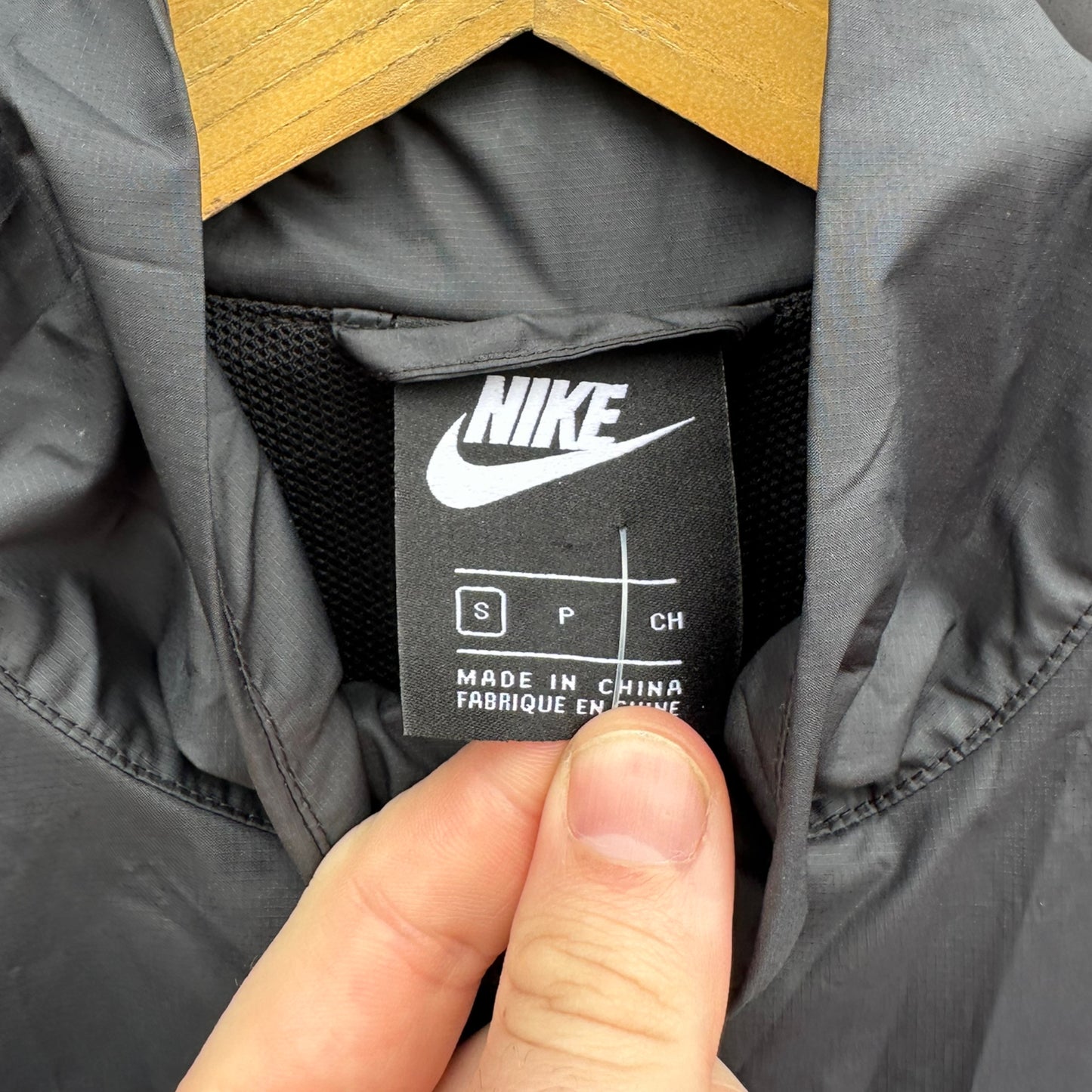NIKE WOMENS FLORAL PRINT WINDBREAKER HOODED JACKET