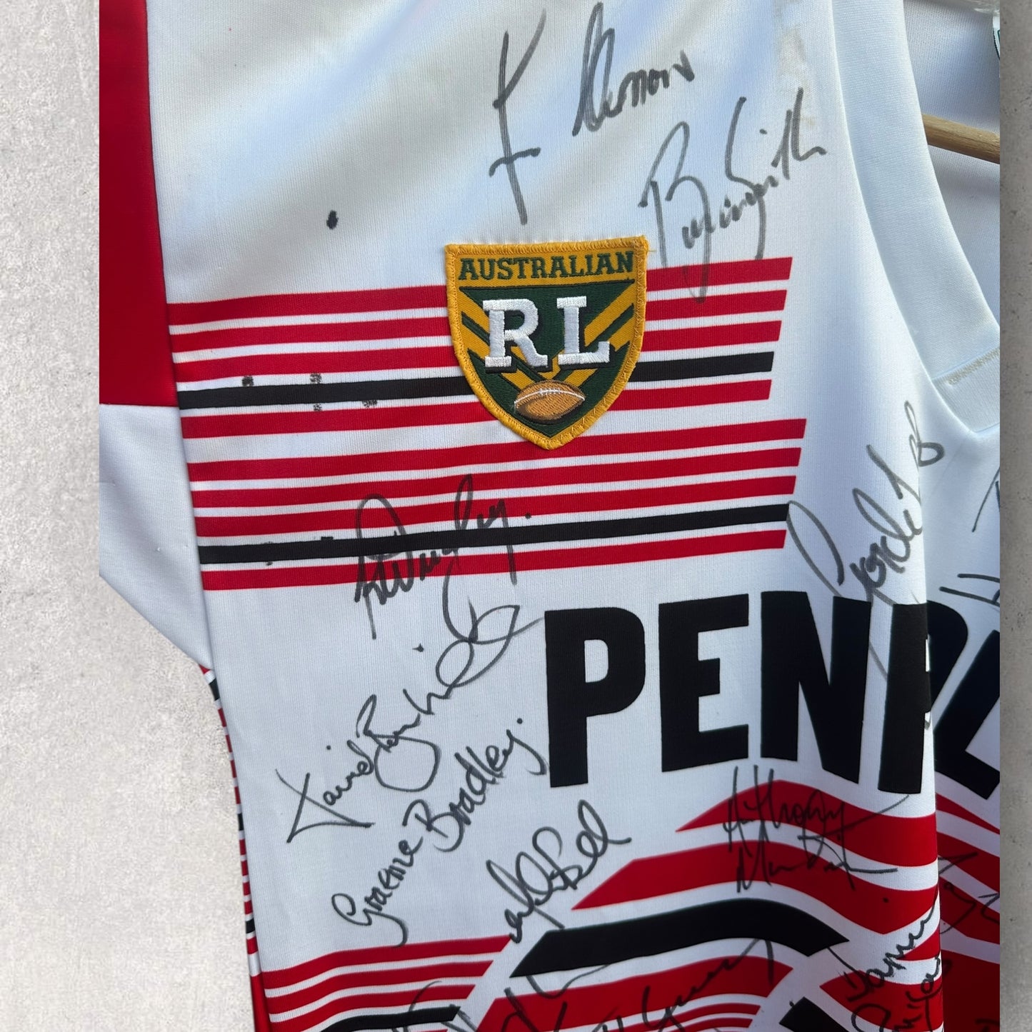 ST GEORGE DRAGONS 1995 ARL WORLD SEVENS/ALTERNATE JERSEY SIGNED BY SQUAD