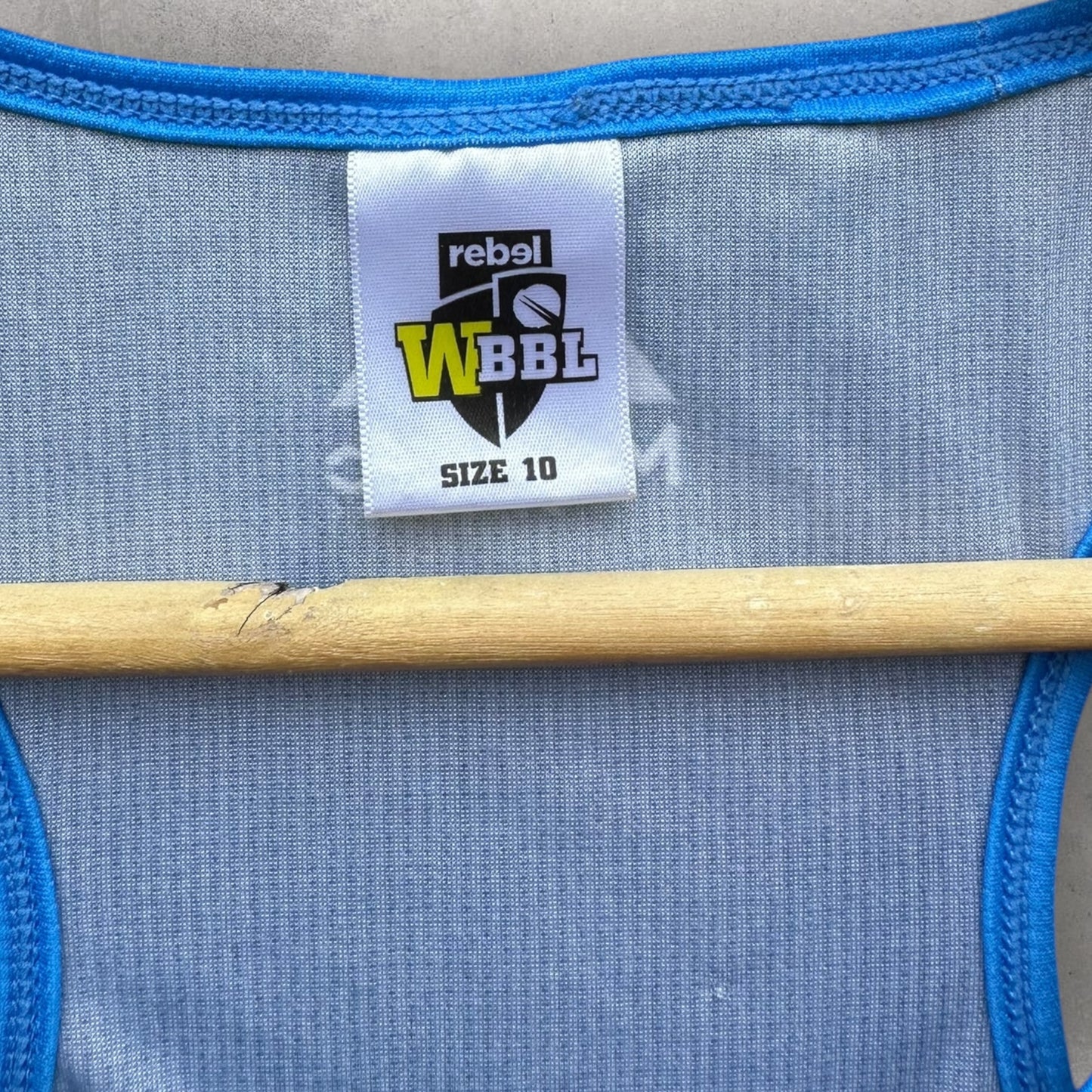 ADELAIDE STRIKERS WBBL PLAYER ISSUED TRAINING SINGLET TO SARAH COYTE