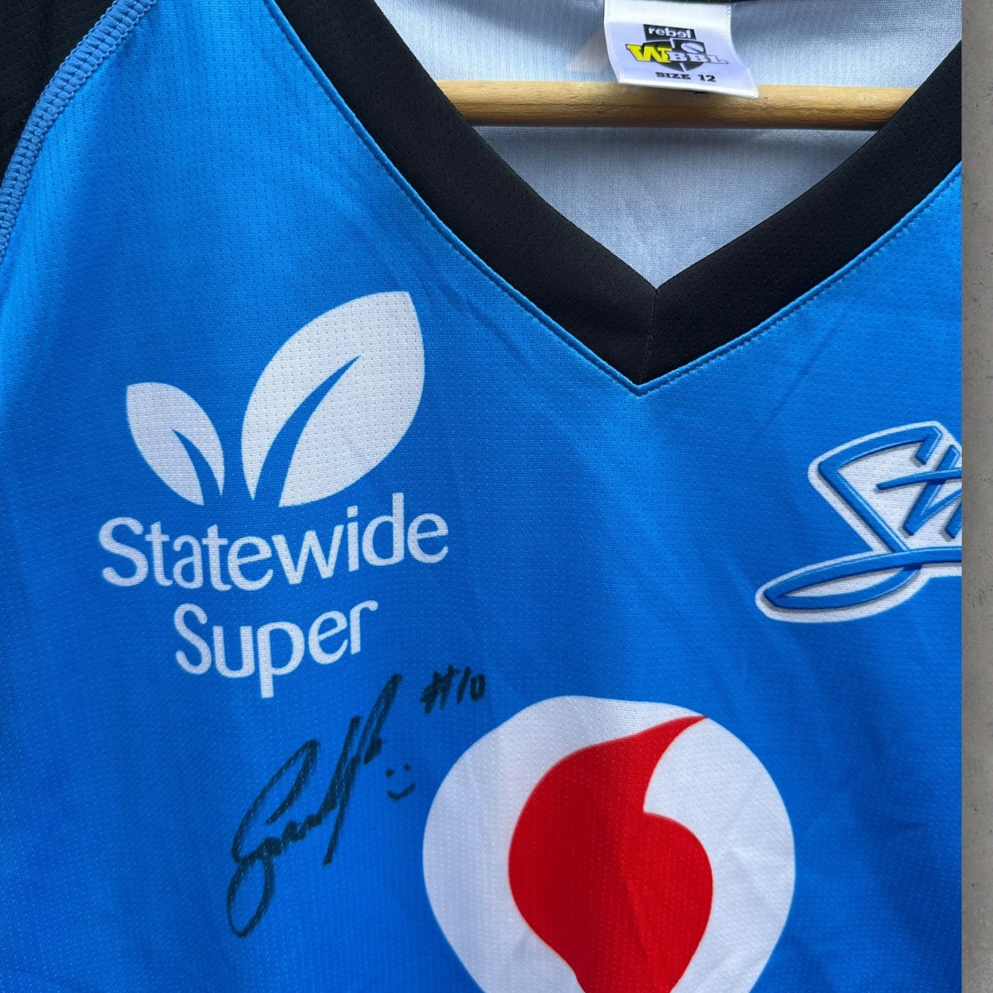 ADELAIDE STRIKERS WBBL TRAINING JERSEY PLAYER WORN + SIGNED AJ WELLINGTON