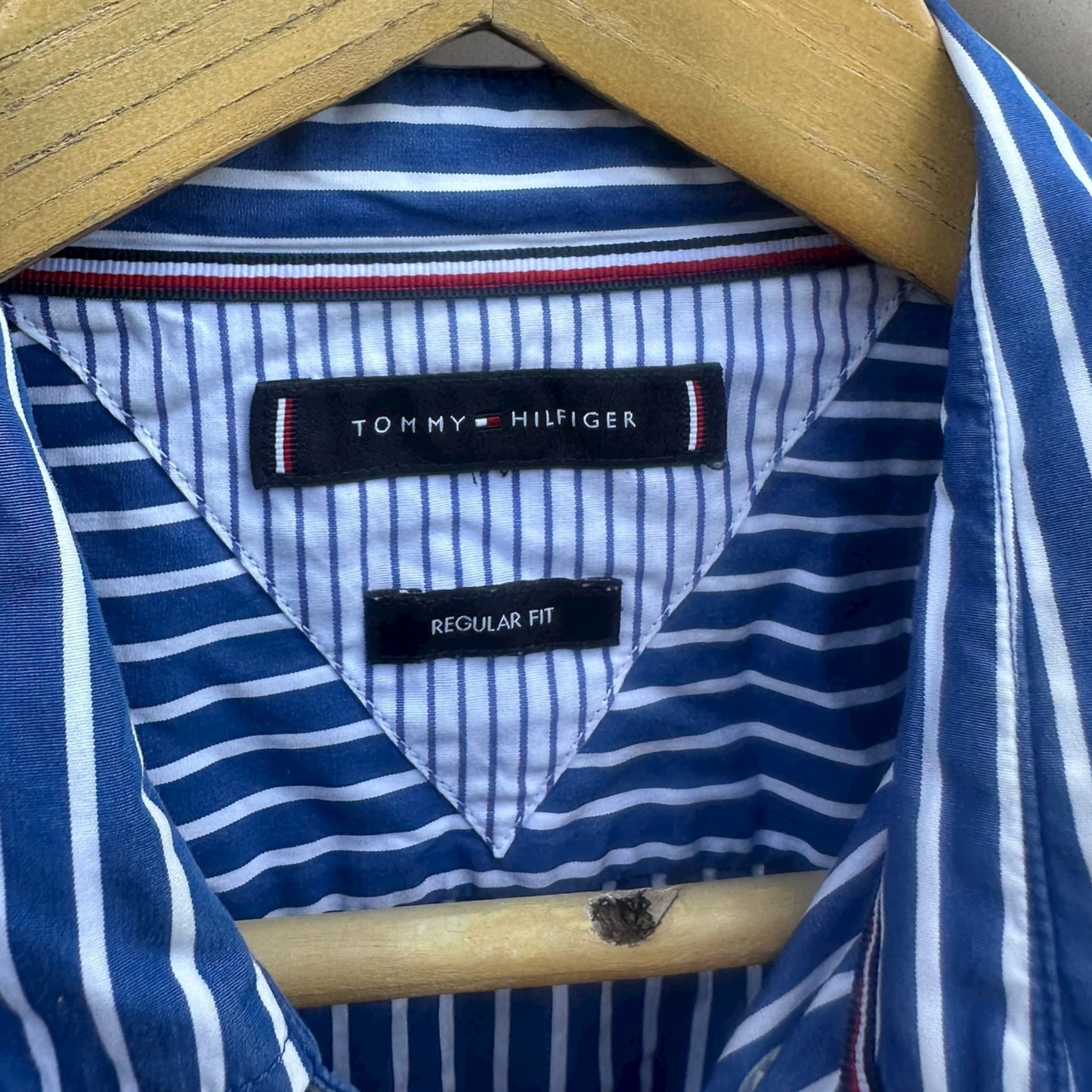 TOMMY HILFIGER BLUE STRIPPED LONG SLEEVE BUTTON UP SHIRT