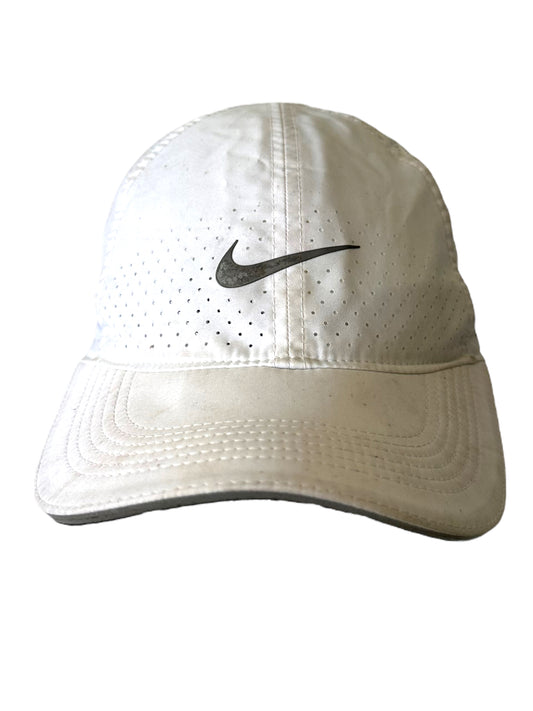 NIKE FEATHERLIGHT WHITE DRI FIT HAT