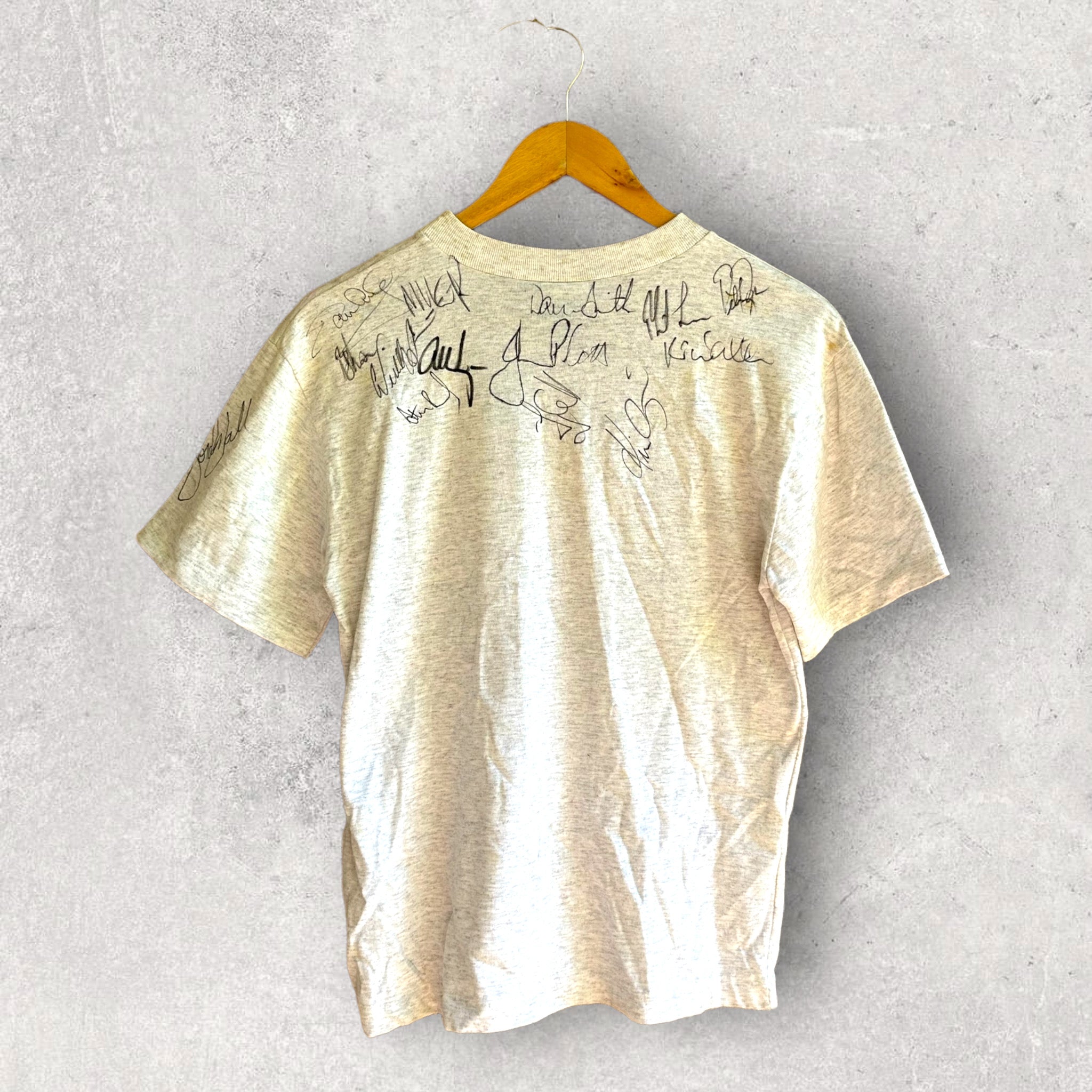 BRISBANE BRONCOS VINTAGE T-SHIRT SIGNED – THRILLOFTHETHRIFT