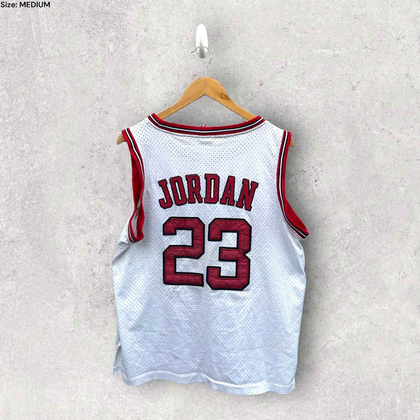 MICHAEL JORDAN CHICAGO BULLS MAJESTIC JERSEY â THRILLOFTHETHRIFT